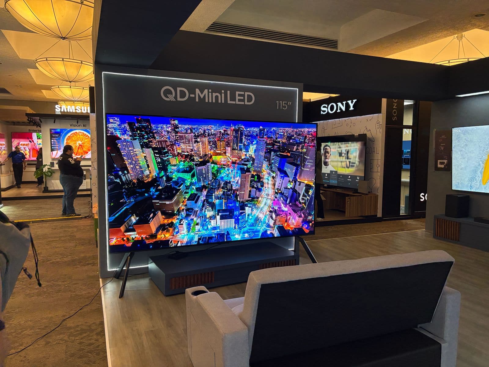 Stand Multimedia Liverpool - TCL para TCL